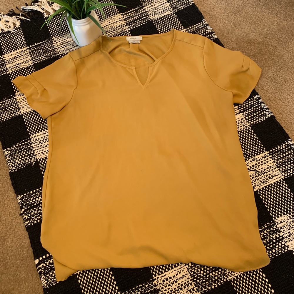 Loose fitting short sleeve top